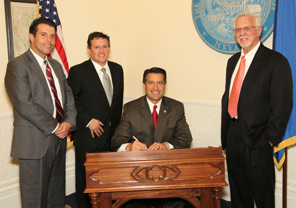 Brin Gibson, Jaime Serrano, Governor Brian Sandoval, and gaming attorney Bob Faiss sign bill